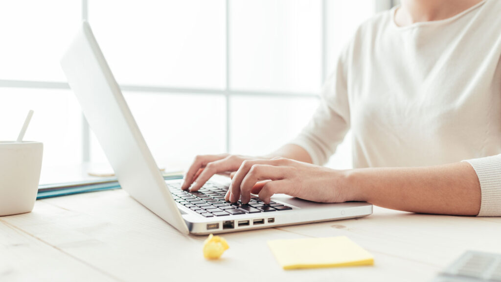 woman working at computer 2021 08 26 22 39 46 utc